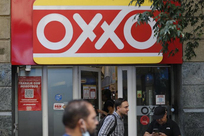 Santiago, 5 de enero de 2023. Imagenes referenciales de la cadena comercial Oxxo    Dragomir Yankovic/Aton Chile