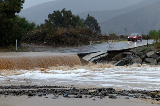 La Ligua, 21 de julio 2026. Crecida del rio La Ligua provoca danos en uno de los caminos que une la comuna de La Ligua con la localidad de Valle Hermoso, producto de los sistemas frontales que afecta a la zona centro norte del pais. Raul Zamora/Aton Chile
