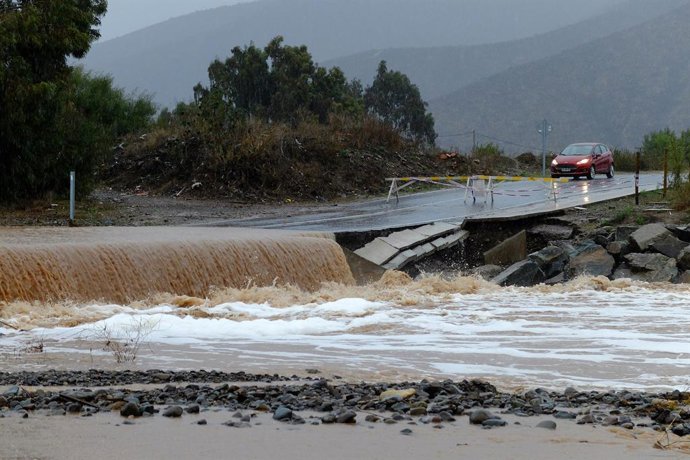 La Ligua, 21 de julio 2026. Crecida del rio La Ligua provoca danos en uno de los caminos que une la comuna de La Ligua con la localidad de Valle Hermoso, producto de los sistemas frontales que afecta a la zona centro norte del pais. Raul Zamora/Aton Chile