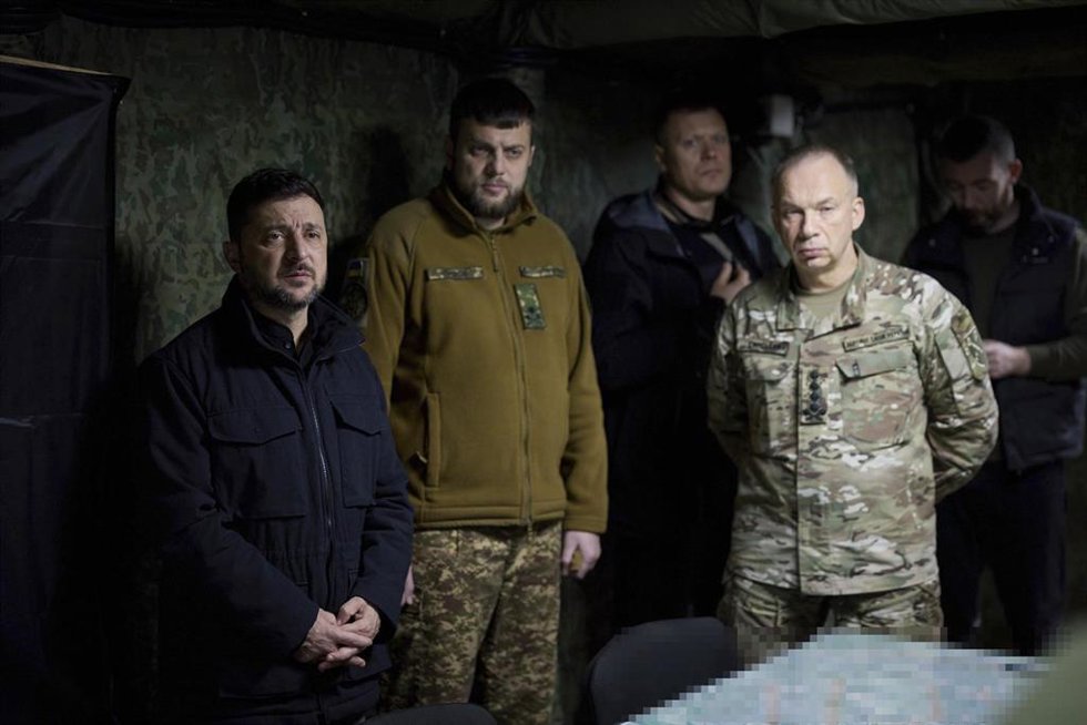 Archivo - El presidente ucraniano, Volodimir Zelenski, junto al comandante en jefe de las Fuerzas Armadas, Oleksandr Sirski