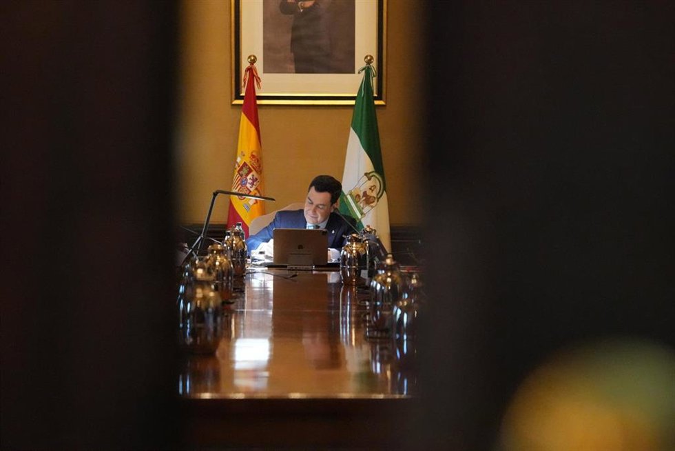 Archivo - El presidente de la Junta de Andalucía, Juanma Moreno, preside una reunión del Consejo de Gobierno. (Foto de archivo).