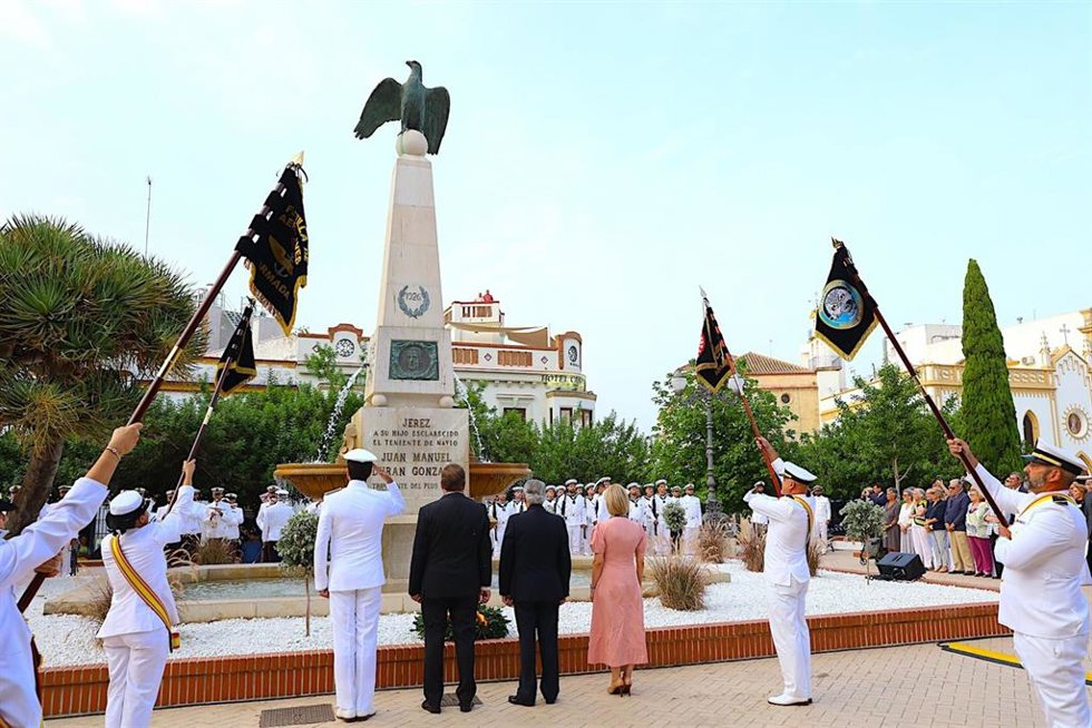 La alcaldesa de Jerez (Cádiz), María José García-Pelayo, junto al Almirante de la Flota, Enrique Delgado Roig, presiden el acto de homenaje conmemorativo del centenario de la muerte de Juan Manuel Durán.