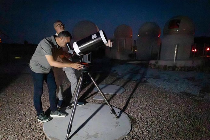 El presidente de la Diputación de Granada, Francis Rodríguez, durante su visita el complejo de astroturismo 'Los Coloraos' de Gorafe.