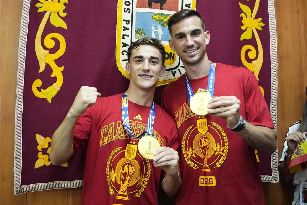 Gavi y Fabián Ruiz durante el homenaje en su pueblo, Los Palacios