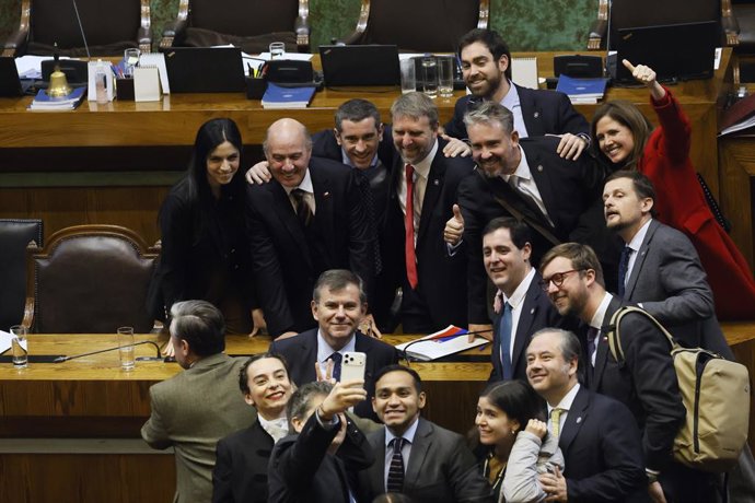 Valparaiso, 21 de julio 2026  El ministro de Hacienda, Jorge Quiroz, junto a diputados del oficialismo en la sesion de la Camara de Diputados   Sebastian Cisternas/Aton Chile