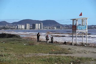 La Serena, 21 de julio de 2026.  Escombros y sedimentos se acumularon en las playas de La Serena producto de los aluviones debido a los lluvias de la zona Central del pais   Camilo Contreras/Aton Chile