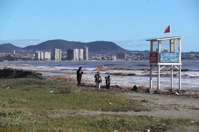 La Serena, 21 de julio de 2026.  Escombros y sedimentos se acumularon en las playas de La Serena producto de los aluviones debido a los lluvias de la zona Central del pais   Camilo Contreras/Aton Chile
