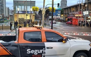 Viña del Mar 21 de Julio de 2026  Una persona fallecida y al menos 4 lesionados, fue el resultado de un accidente de tránsito afuera de la estación Viña del Mar del metro, donde tras una colisión entre dos vehículos menores, uno de ellos atropelló a una