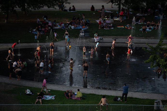Varias personas se refrescan en las fuentes de Madrid Río, a 23 de junio de 2026, en Madrid (España). 