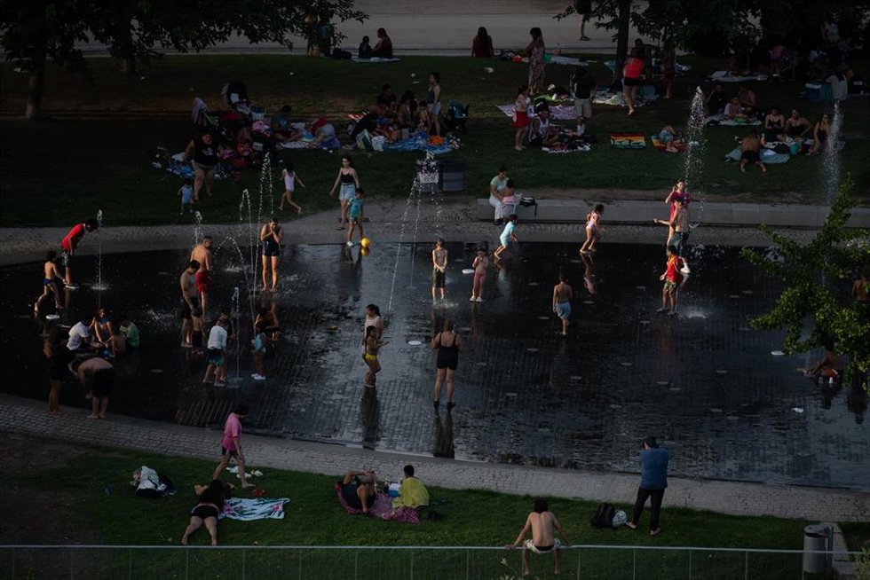 Varias personas se refrescan en las fuentes de Madrid Río, a 23 de junio de 2026, en Madrid (España). 