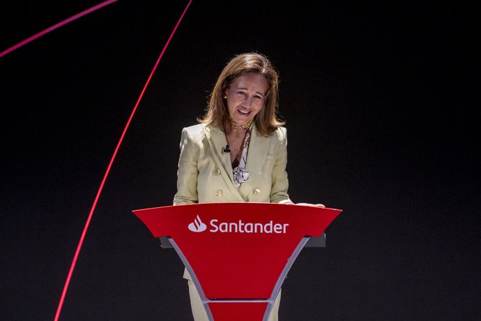 La presidenta de Banco Santander, Ana Botín, durante la clausura de su programa solidario “Euros de tu Nómina”, a 12 de mayo de 2026, en Madrid (España). El acto está marcado por la conmemoración del 20 aniversario de esta iniciativa.