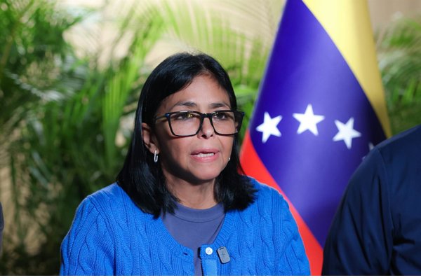 EEUU pide a un tribunal de Florida inmunidad para Delcy Rodríguez en una demanda de tres exdetenidos en Venezuela