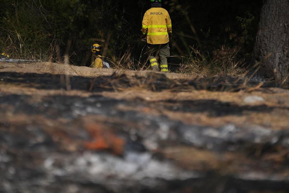 Efectivos del Infoca trabajan en la extinción de un incendio declarado en Camas (Sevilla) en una imagen de archivo