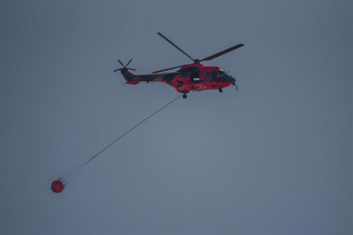 Un helicóptero trabaja durante las labores de extinción del incendio en La Mierla, a 21 de julio de 2026, en Guadalajara