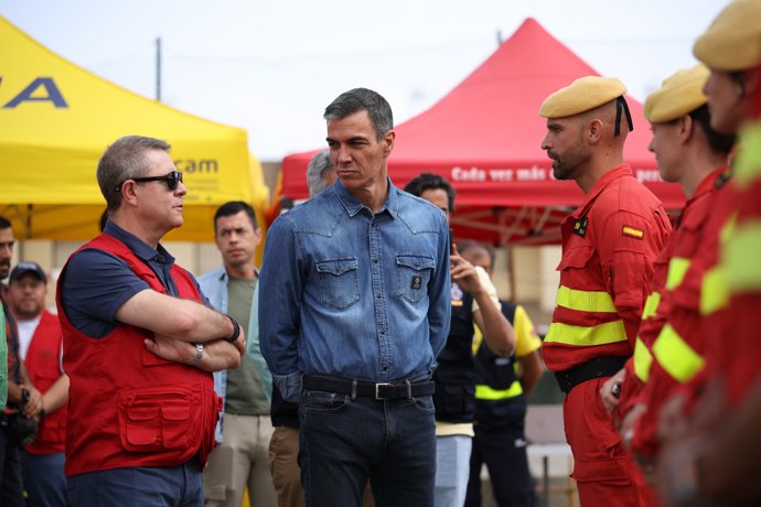El presidente del Gobierno, Pedro Sánchez (2i), y el presidente de Castilla-La Mancha, Emiliano García-Page (1i), saludan a los brigadistas que estan trabajando en el incendio durante una visita al Puesto de Mando Avanzado por el incendio de La Mierla, 