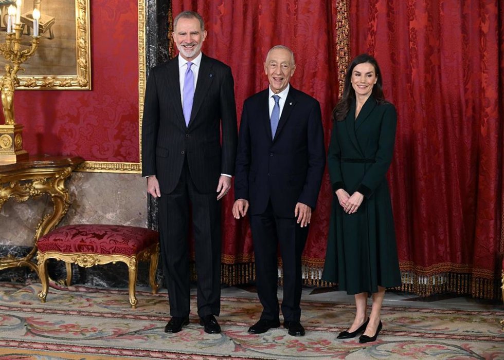Archivo - El Rey Felipe VI, el presidente de la República Portuguesa, Marcelo Rebelo de Sousa, y la Reina Letizia durante la recepción ofrecida antes de la celebración del almuerzo, en el Palacio Real, a 20 de febrero de 2026, en Madrid (España).