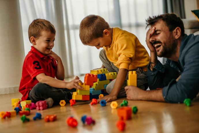 Archivo - Un padre jugando con sus hijos.
