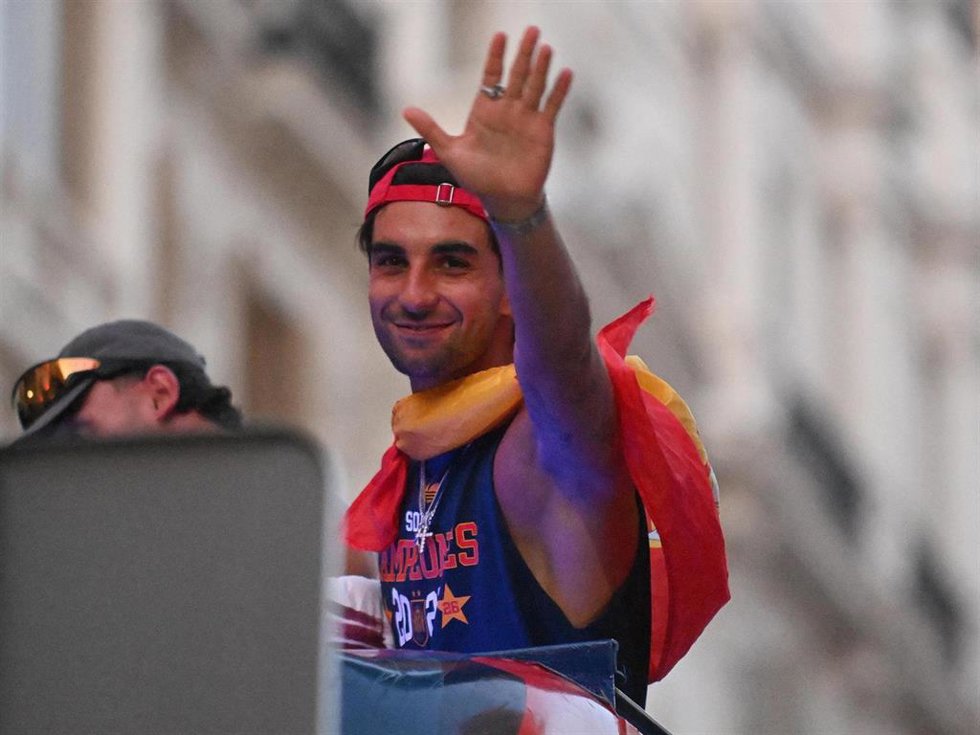 Ferran Torres, durante la celebración del Mundial por las calles de Madrid