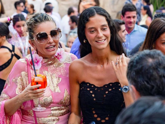 Victoria Federica luce el top de escote corazón 'made in Spain' más favorecedor del verano