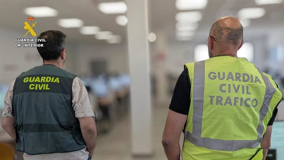 Agentes en la sede de Tráfico
