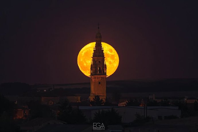 Archivo - El Gobierno de La Rioja organiza un taller de fotografía nocturna sobre la Luna en Santo Domingo de la Calzada