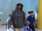 Foto: Gerard Piqué llega a Barcelona con sus hijos y sin Clara Chía tras su comentado 'reencuentro' con Shakira en el Mundial