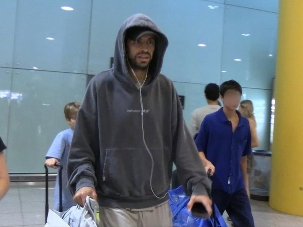 Gerard Piqué a su llegada este martes a Barcelona con sus hijos Milan y Sasha