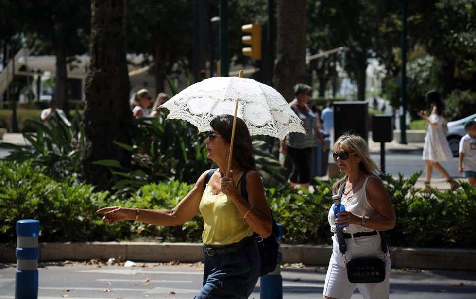 Vecinos y visitantes de Málaga bajo los efectos de la ola de calor.