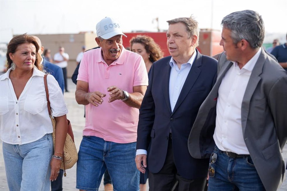 Luis Planas y Narvay Quintero en el encuentro con pescadores de La Graciosa
