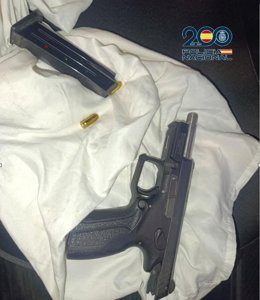Pistola sin numerar y cargada oculta en un coche en el distrito de Retiro (Madrid)