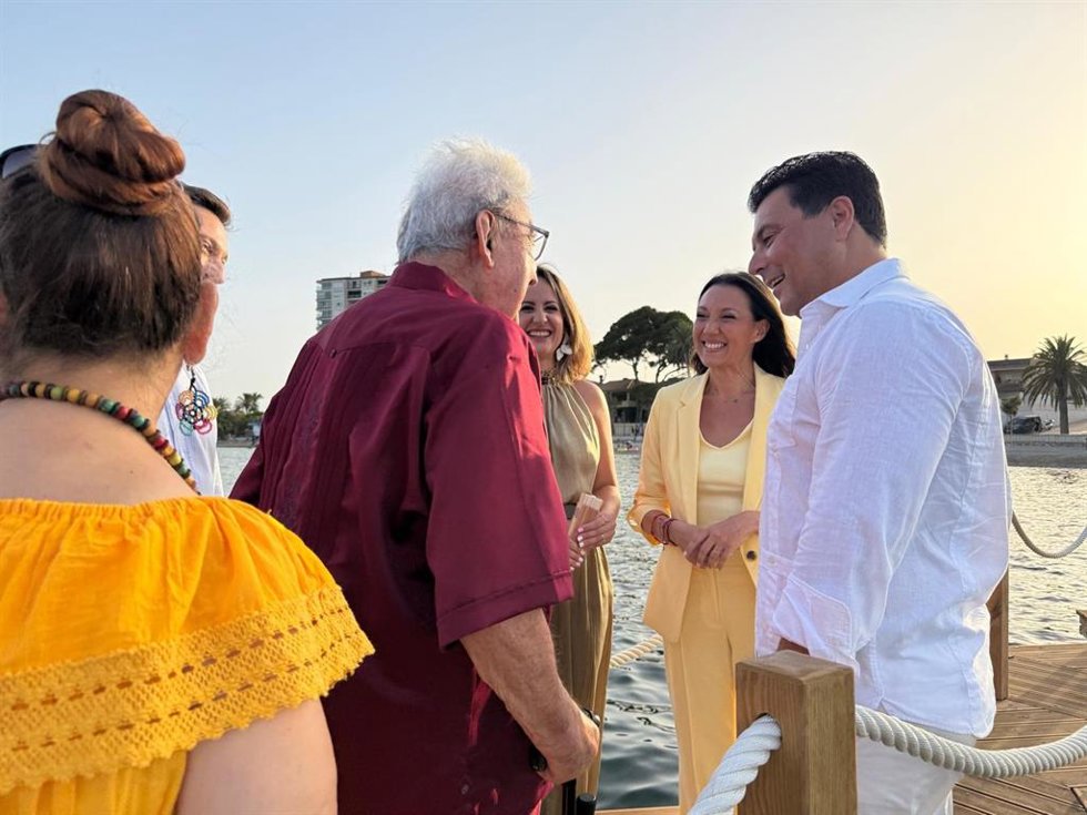 La consejera de Turismo, Cultura y Deportes, Carmen Conesa, junto al alcalde de San Javier, José Miguel Luengo, durante la inauguración del nuevo balneario