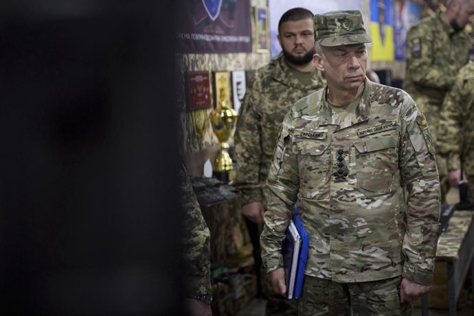 Archivo - Arquivo - 4 de novembro de 2025, Pokrovsk, região de Donetsk, Ucrânia: O general Oleksandr Syrskyi, comandante das Forças Armadas da Ucrânia, ouve um relatório sobre as operações defensivas no setor de Dobropillia, em 4 de novembro de 2025, nas 