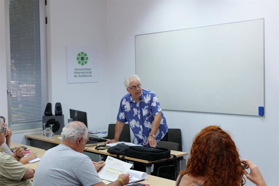El director del curso de verano 'Voces del Extremo: Poéticas contraculturales' y escritor, Antonio Orihuela, en una de sus ponencias