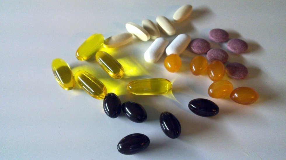 Archivo - Diferentes suplementos sobre una superficie.