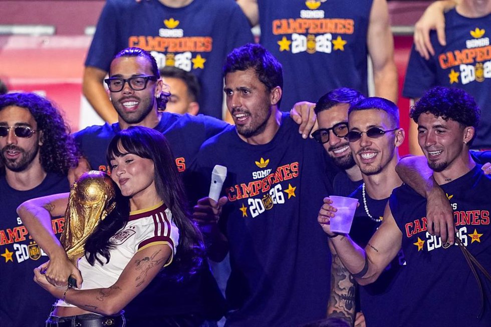 La cantante Aitana posa con la Copa del Mundo de Fútbol junto a jugadores de la Selección Española.
