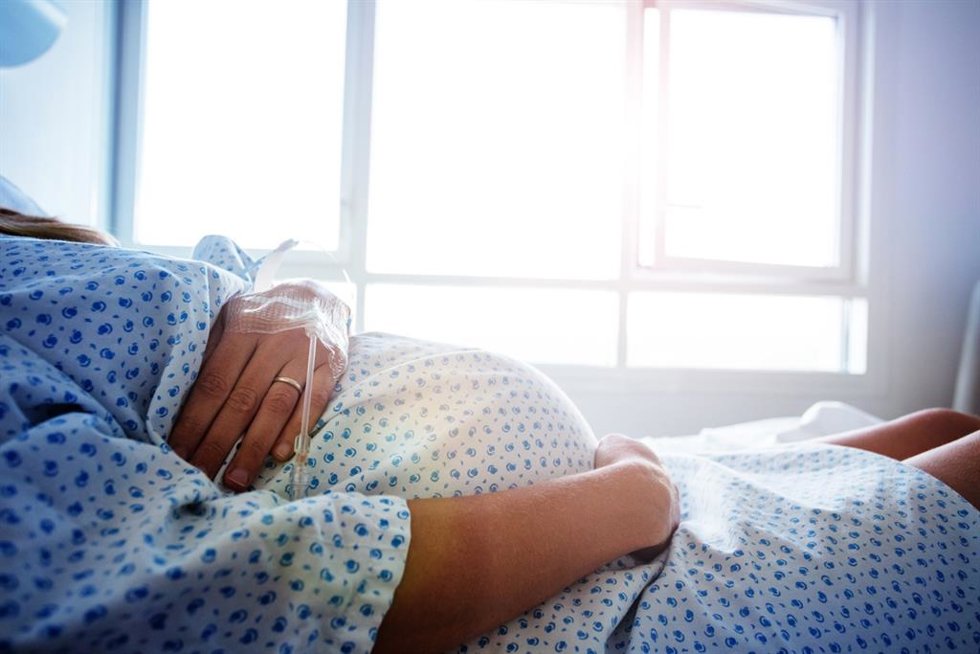 Archivo - Mujer embarazada en el hospital. Dar a luz. Embarazo. Parto.