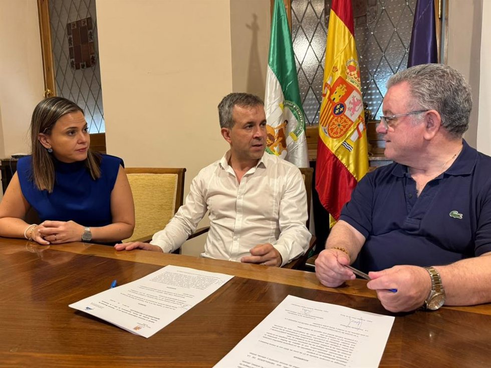 Firma del convenio con Mensajeros de la Paz