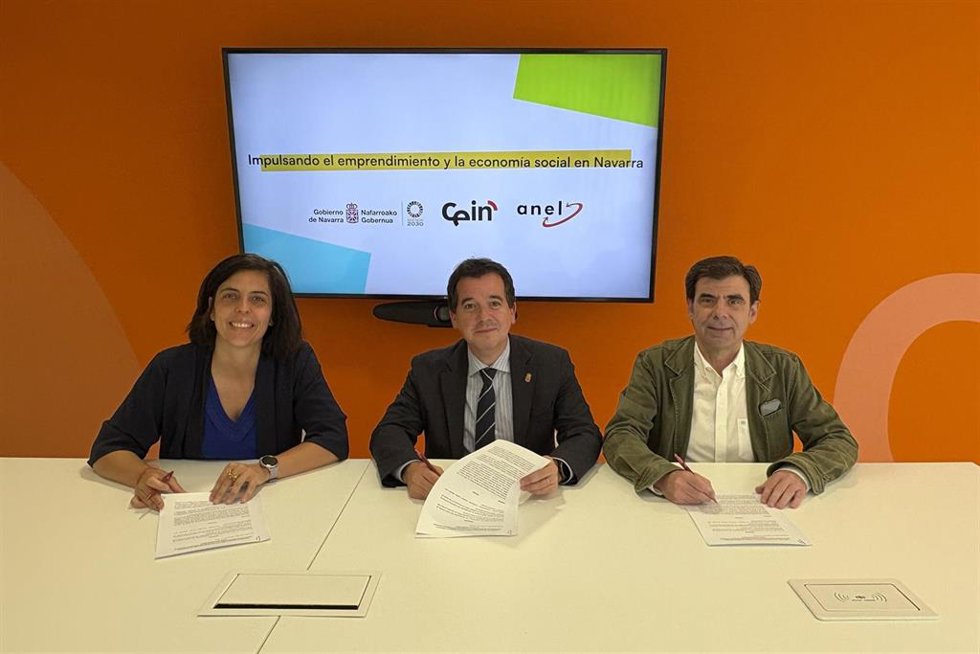 De izquierda a derecha: Uxue Itoiz, directora gerente de CEIN; Mikel Irujo, consejero de Industria y de Transición Ecológica y Digital Empresarial; Ignacio Ugalde, presidente de ANEL.