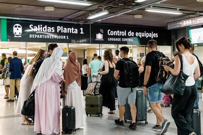 Archivo - Decenas de personas en la estación de trenes Puerta de Atocha-Almudena Grandes, a 24 de julio de 2025, en Madrid (España). Renfe recibe hoy a los viajeros que se desplazan con motivo de la celebración de la festividad de Santiago, mañana 25 de j