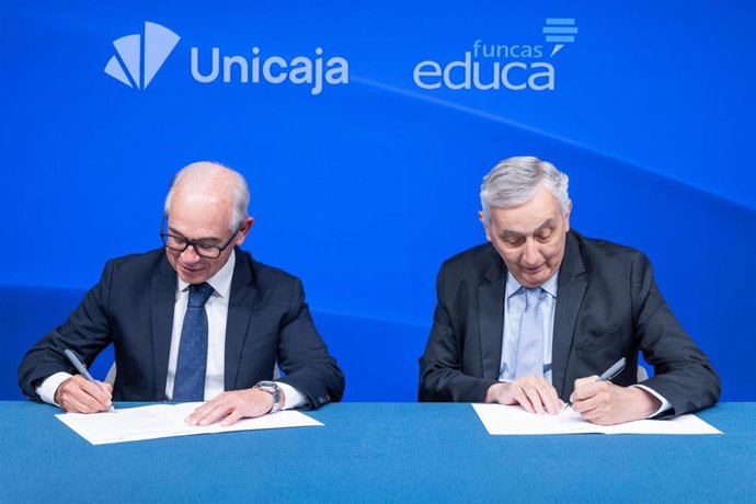 El convenio firmado por el CEO de Unicaja, Isidro Rubiales, y el director general de Funcas, Carlos Ocaña.