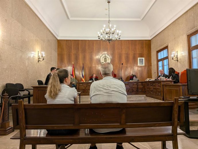 Los dos sanitarios acusados, este miércoles en la Audiencia Provincial de Baleares.