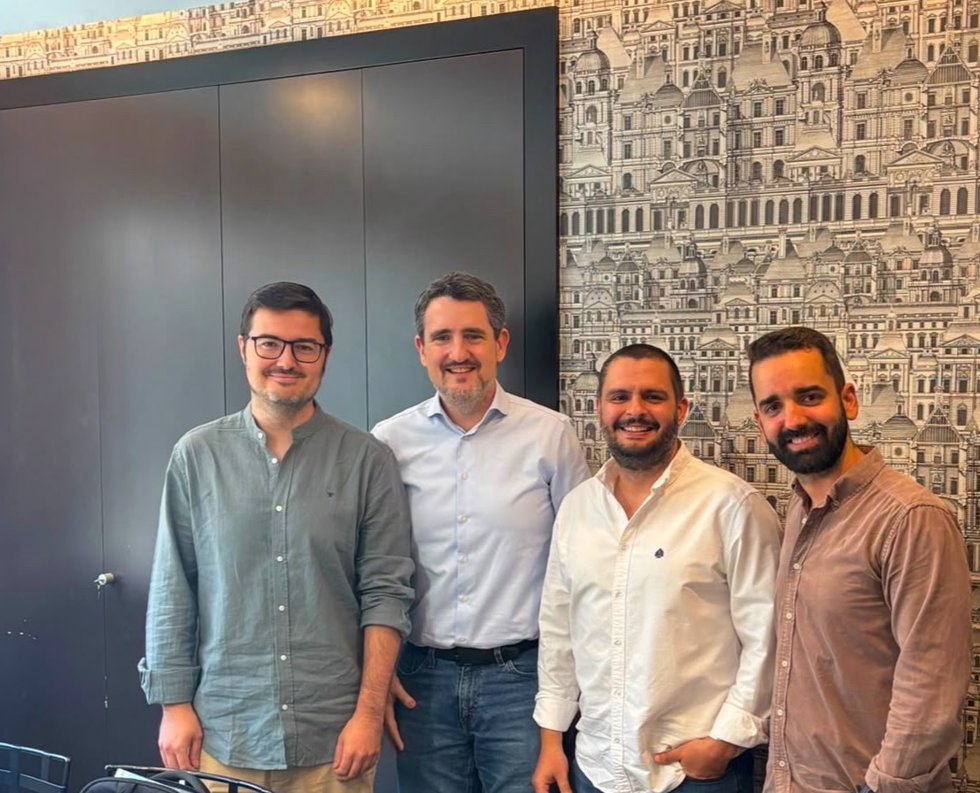De izquierda a derecha: Marcos Gómez Vilches (CTO y cofundador de viterbit), Román Campa (CEO de InfoJobs), Dimitri Nicolau (CEO y cofundador de viterbit) y Ariel Gutiérrez (COO y cofundador de viterbit)