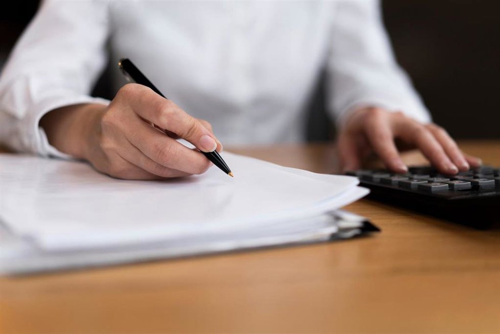 Archivo - Las empresas españolas pagan con retraso medio de 14 días en el segundo trimestre del año, según DBK Informa.