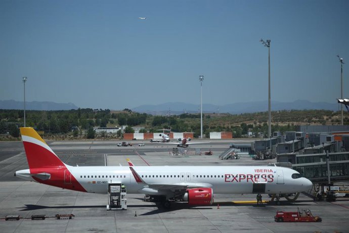 Un avión de Iberia Express en el Aeropuerto Adolfo Suárez Madrid-Barajas, a 3 de julio de 2026, en Madrid (España). 