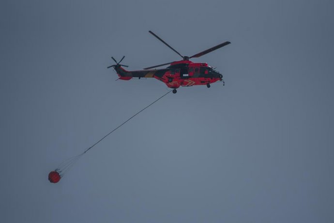Um helicóptero atua nas operações de combate ao incêndio em La Mierla, em 21 de julho de 2026, em Guadalajara, Castela-La Mancha (Espanha). O incêndio florestal que teve início em La Mierla, que já devastou mais de 26.000 hectares na Sierra Nor