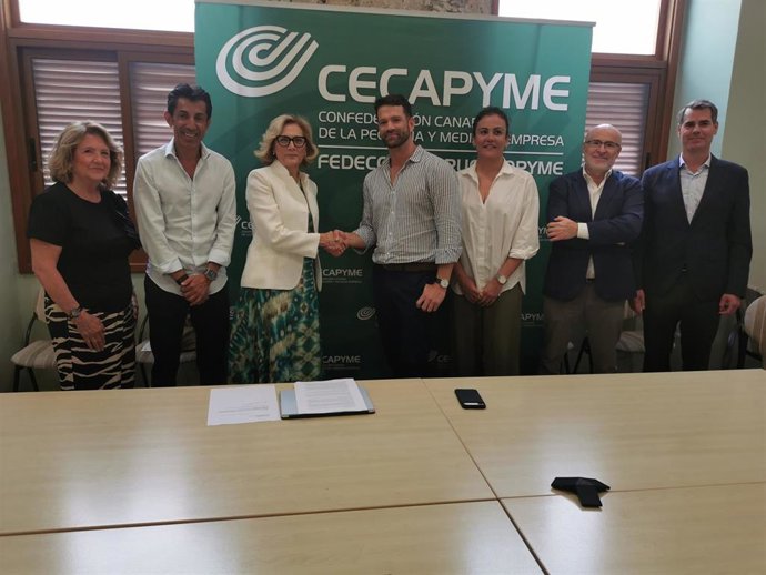 Marc Llobet le estrecha la mano a la presidenta de Cecapyme, Montserrat Villalba, tras tomar posesión de Fedeco