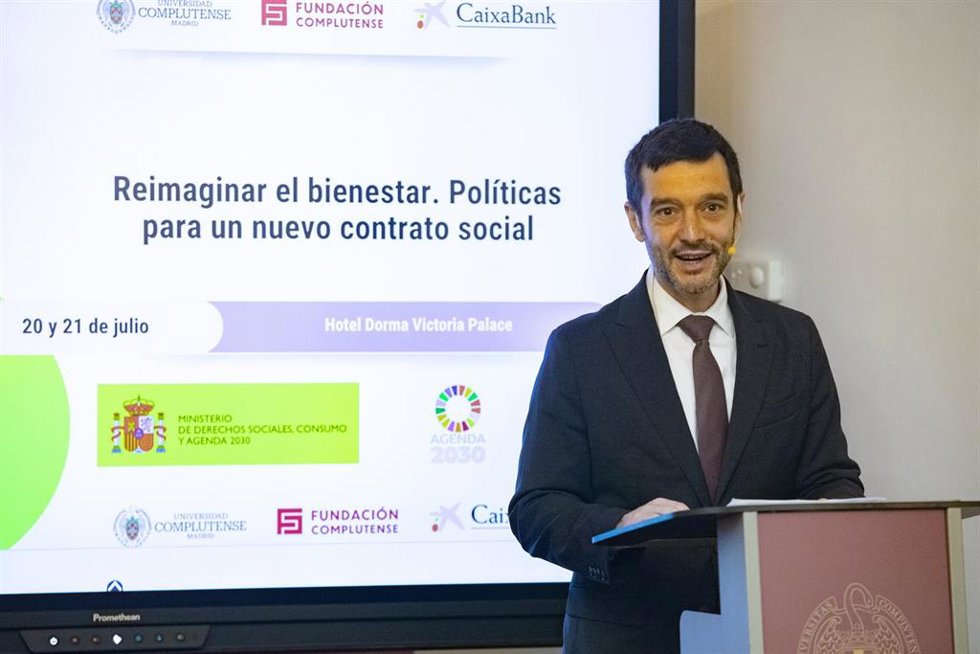 El ministro de Derechos Sociales, Consumo y Agenda 2030, Pablo Bustinduy, durante la inauguración del curso ‘Reimaginar el bienestar. Políticas sociales para un nuevo contrato social’, en San Lorenzo de El Escorial.