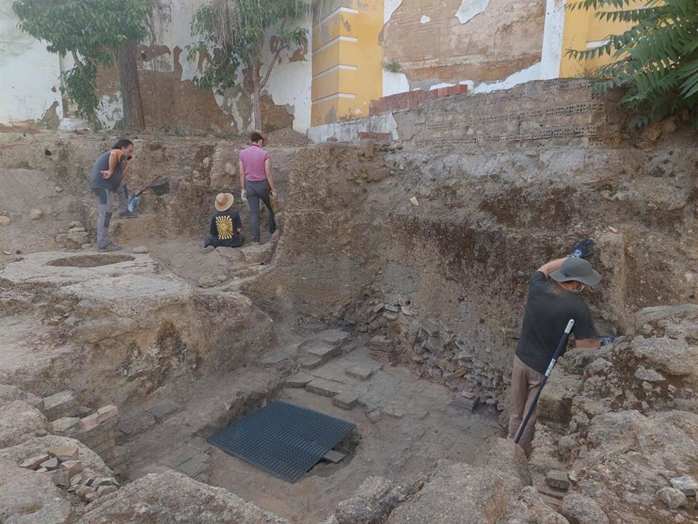 Alumnos de la 19ª edición del curso 'Arqueología de campo', ofrecido en el marco de los cursos de verano de la UPO en Carmona, realizan trabajos tutorizados en la excavación de las termas romanas del municipio