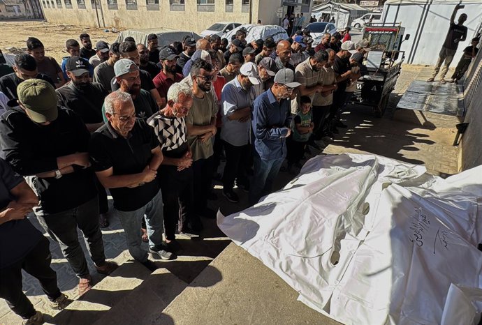 21 de julho de 2026, Deir Al-Balah, Gaza, Território Palestino: Pessoas em luto se despedem dos corpos de dois palestinos no Hospital dos Mártires de Al-Aqsa, em Deir Al-Balah, na parte central da Faixa de Gaza, em 21 de julho de 2026. Os dois foram morto