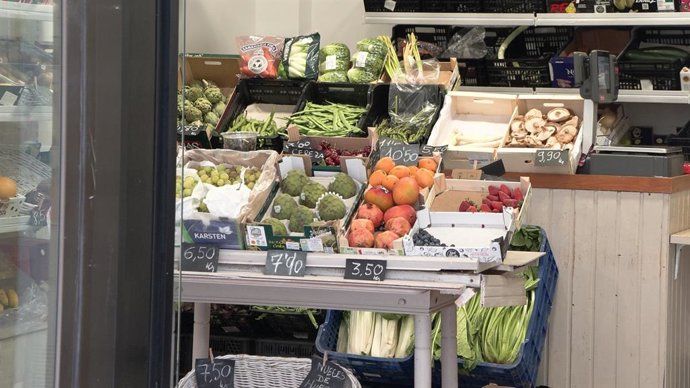 Archivo - Expositor de una frutería